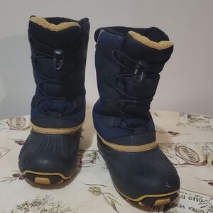 RIPZONE Winter Boots size 2 kids age 8/9 still in good condition